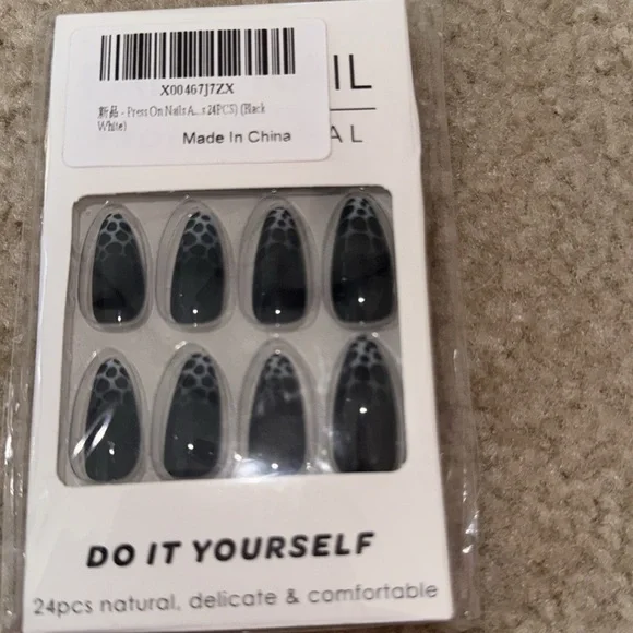 Black Press on Nails Almond Short Medium Fake Nails Glue on Nails NIP - Picture 6 of 7